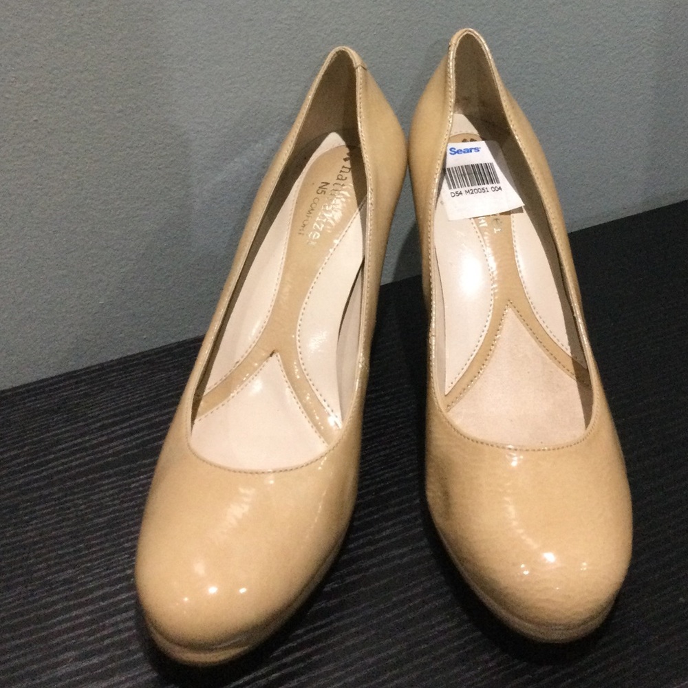BNWT Neutralizer N5 Comfort Tan Heels with Glossy Finish